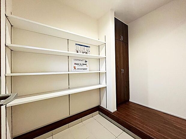 【 収納】3号棟◆タイル床の土間と可動棚、上部の扉付き収納を備えたシューズクローク。靴や小物の整理に適した造りです。