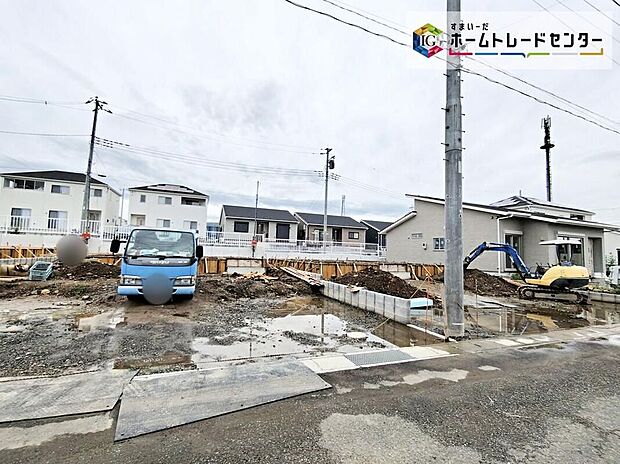 【前面道路含む現地写真】◆◇住人以外の車の進入も少なく、小さなお子様を持つご家庭にも安心。カースペースを広く確保したので、愛車のお手入れもしやすくなっております。