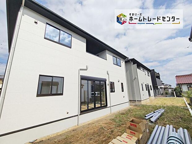 【現地外観写真】◆1号棟◇白い外壁の木造2階建て。掃き出し窓と庭が見え、敷地約198m2、駐車3台可能、道路幅約4.4m。