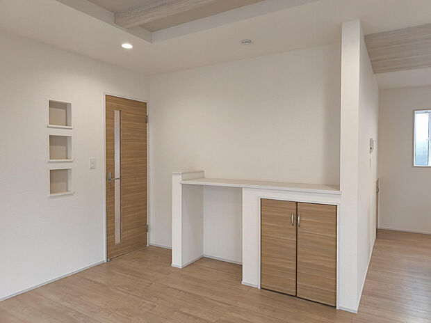 【【1号棟】】リビングにあるカウンターはコンセントがあるので、充電スペースやカフェスペースとして、作業台としても使えます♪