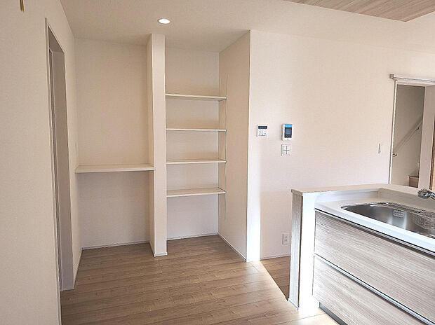 【キッチン横収納】キッチン横には可動棚スペース。高さ調整ができるので、食品ストックも大きな調理器具もスッキリ収納。使い勝手まで考えた“賢いキッチン”です。