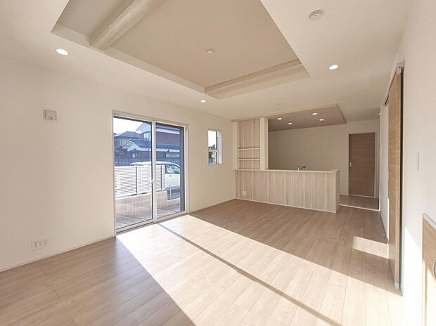 【18帖LDK】南向きのリビングは掃き出し窓から陽が多く差し込み明るい空間！折り上げ天井で解放感溢れる18.0帖。