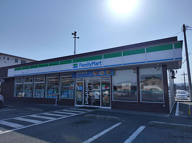 ファミリーマート鳩山ニュータウン店（約607m）