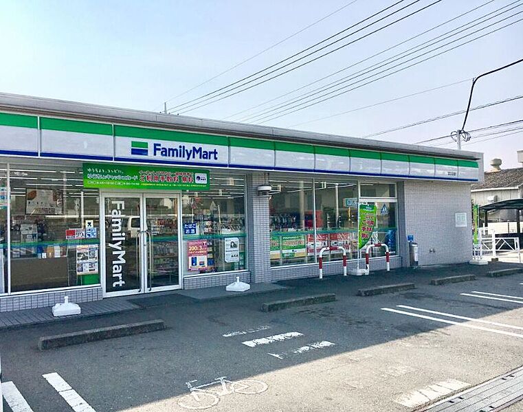 ファミリーマート富士丘店　437ｍ（徒歩６分）