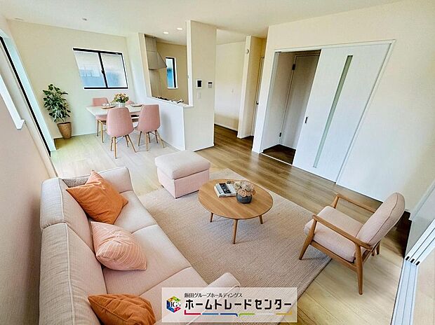 ～LDK～
広々としたLDKに、自分好みのインテリアでレイアウト。季節ごとに模様替えなども、楽しみの一つとなりそうです。※家具をCG合成しております。家具付き販売ではございません