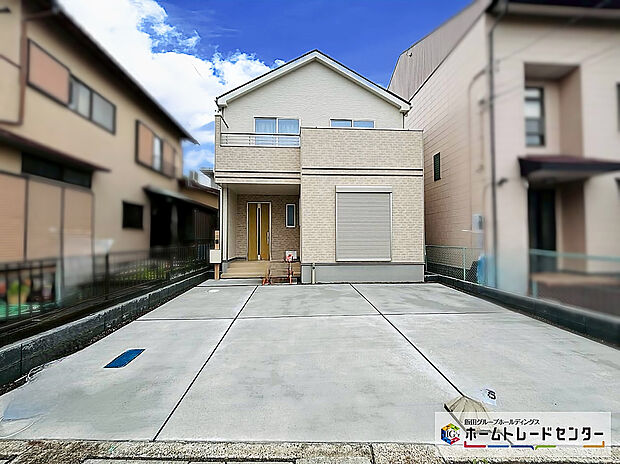 「駿河区下川原４丁目103番」
玄関前にセカンドカーや来客時にも便利な２台の駐車が可能です
