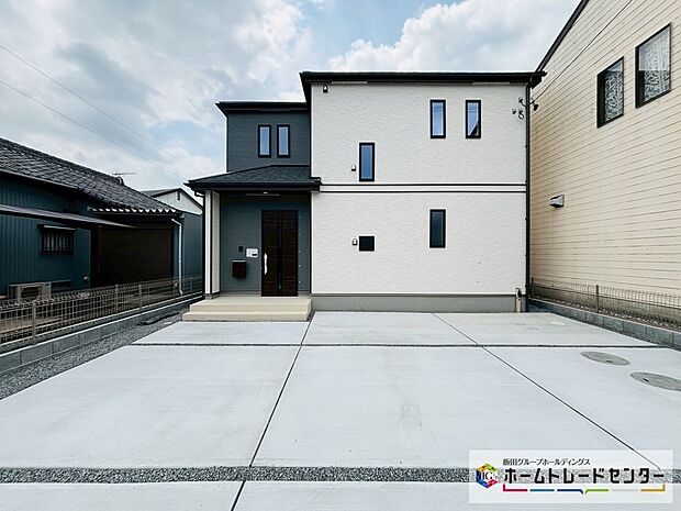 「島田市御仮屋町7614番」
玄関前にセカンドカーや来客時にも便利な３台の駐車が可能です
