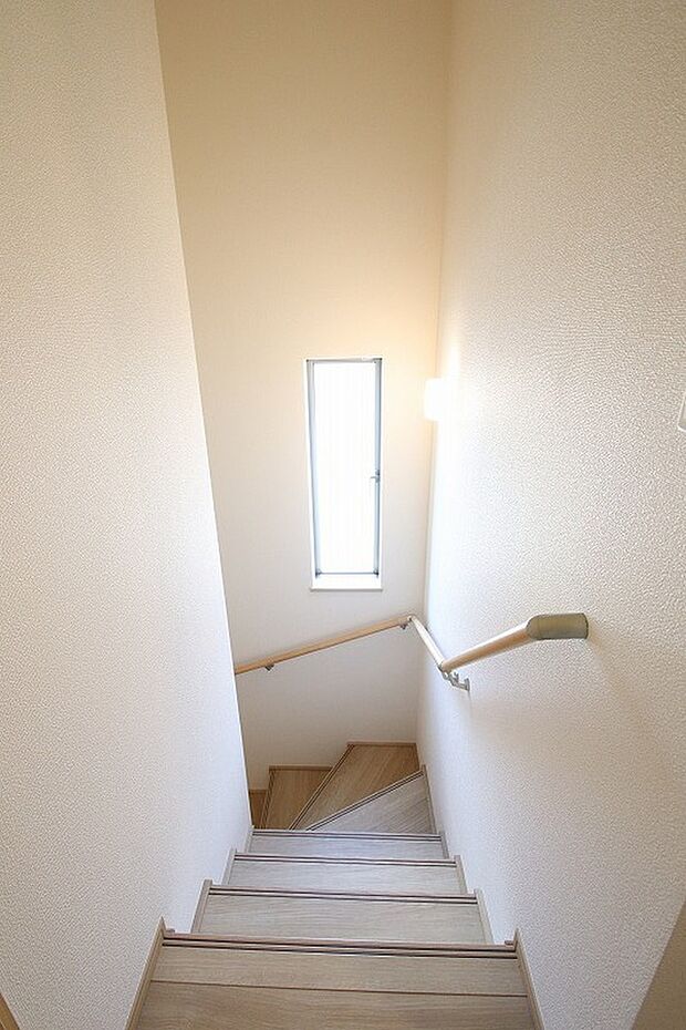 【【設備】手すり付き階段】階段には手すりが設置されております。途中に窓があり採光が取れることで、より安全性が高まります。