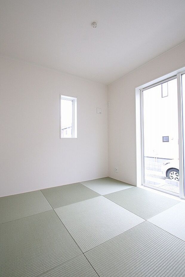 【☆Japanese Room☆】プライベート感を保てる和室を完備しており、来客時の宿泊スペースや書斎などにお使い頂けます。すぐに横になれるのも長くお住まいになられる上では嬉しい空間です。
