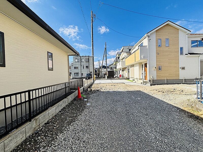 道路を含む現地外観写真