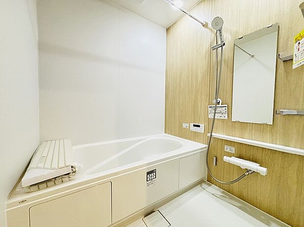 【☆Bath Room☆】ユニットバスは浴室乾燥機能も付き雨の日の洗濯物も乾かせます。ゆったりと足を伸ばして一日の疲れも落とせます♪
