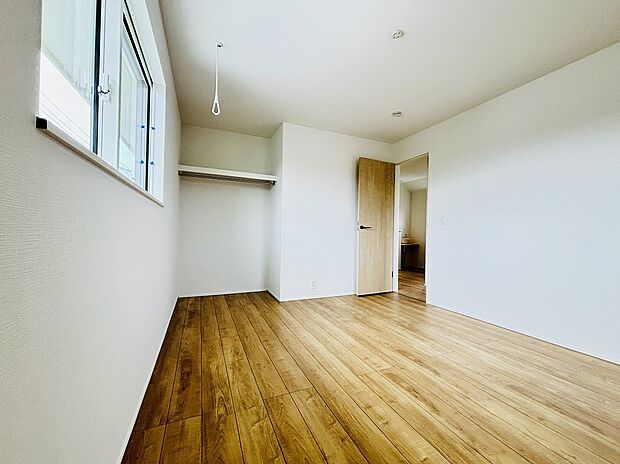 【【設備】室内物干し（１号棟）】南窓に室内物干しを設置！花粉症の季節などアレルギー対策にも便利です