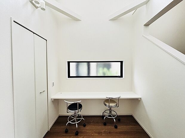 【☆Living☆】キッチンには吹き抜けとなるカウンタースペースを完備!PC操作やお子様のスペースなどご家族の生活スタイルに合わせご利用いただけます