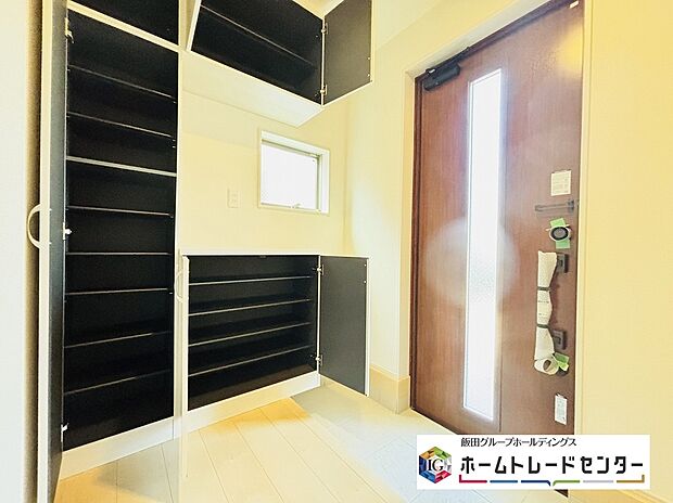 【☆Entrance Hall☆】玄関扉のスリットからの採光もたっぷり入り、明るく清潔感のある印象です♪収納スペースも豊富で、つい人を招きたくなるそんなエントランスです♪
