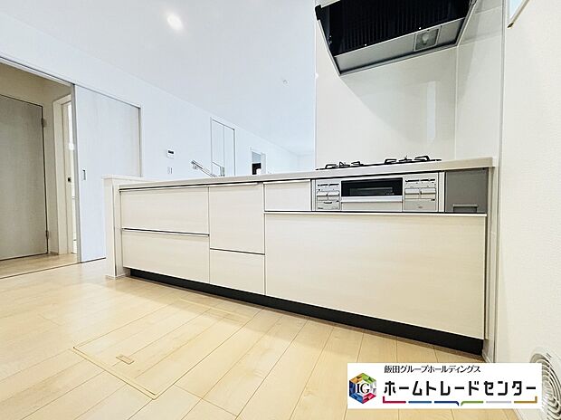 【☆Kitchen☆】人気の対面式キッチン。お食事の準備をしながらでもご家族とのコミュニケーションを楽しめます♪ぜひご見学の際にはキッチンに立ち、生活をイメージしてください。
