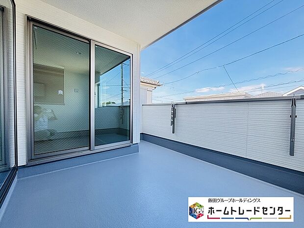 【☆Balcony☆】西向きのバルコニーは冬でも日照時間が長く、洗濯物もすっきりと乾かせます