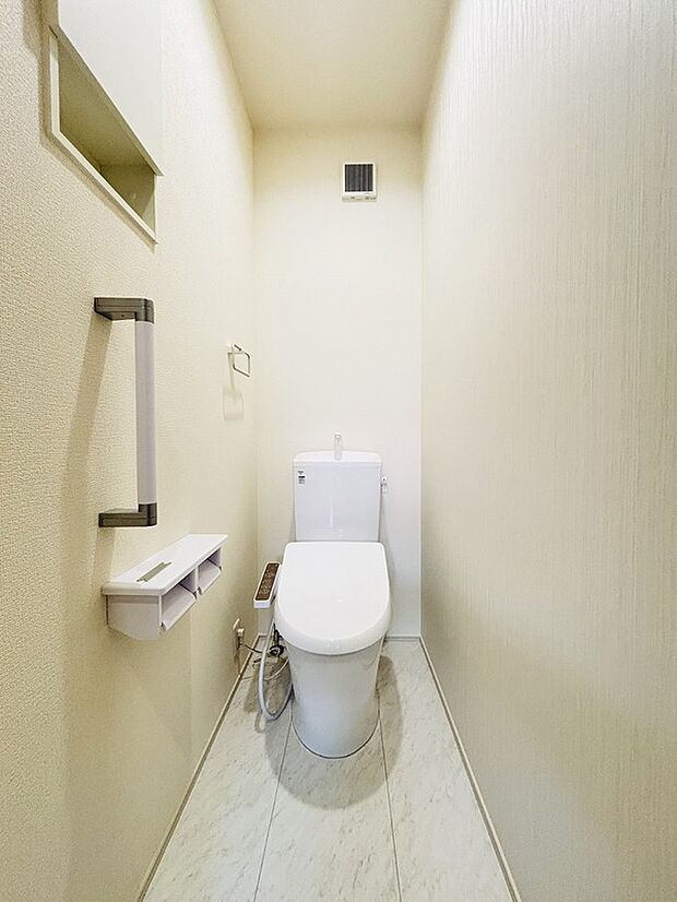 【【設備】シャワートイレ】白を基調とした清潔感のある窓付きのシャワートイレとなります。手すりが付きお子様からご年配の方まで安全にご使用いただけます