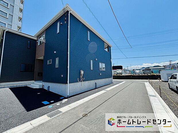 【前道路を含む現地外観写真】５号棟　南と西側道路が接する角地です