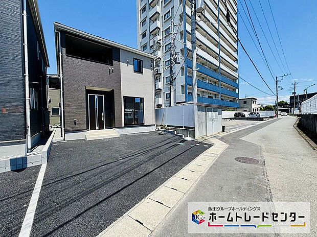 【前道路を含む現地外観写真】５・６号棟南側道路は４ｍ幅となります