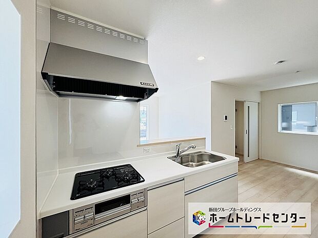 【☆Kitchen☆】人気の対面式キッチン。お食事の準備をしながらでもご家族とのコミュニケーションを楽しめます♪ぜひご見学の際にはキッチンに立ち、生活をイメージしてください。
