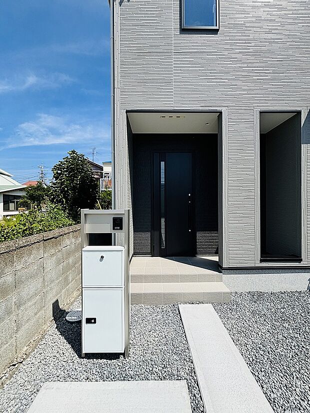 【【設備】多機能門灯】TVモニター付きインターホンで来訪者を室内から確認できるので安心です。下段には宅配ボックスも設置されています