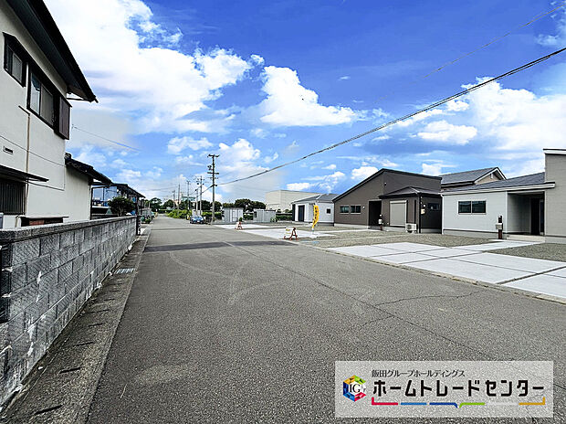 【前道路を含む現地外観写真】全３棟が接する南東道路は8.1ｍ幅です