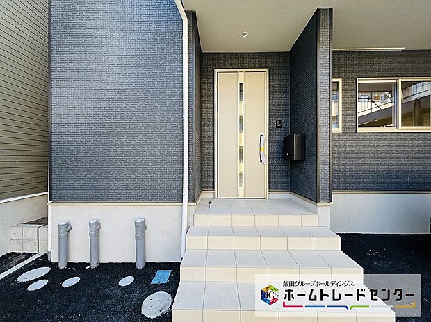 【玄関ポーチ】２号棟