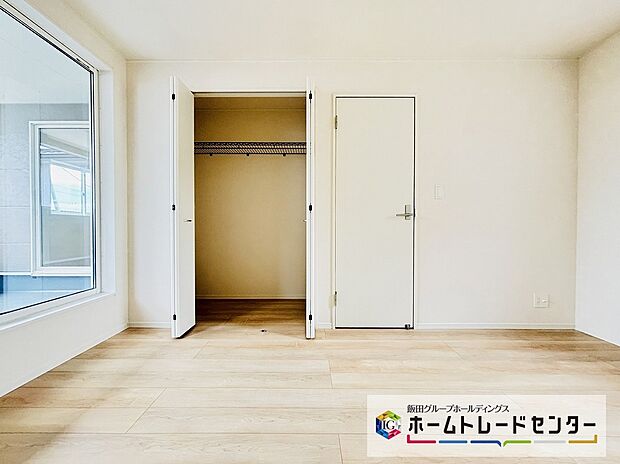 【☆Bed Room☆】開放的なバルコニー直結のお部屋です。南向きなのでお日様の光をたっぷり取り込んで目覚めのいい朝を迎えられます♪

