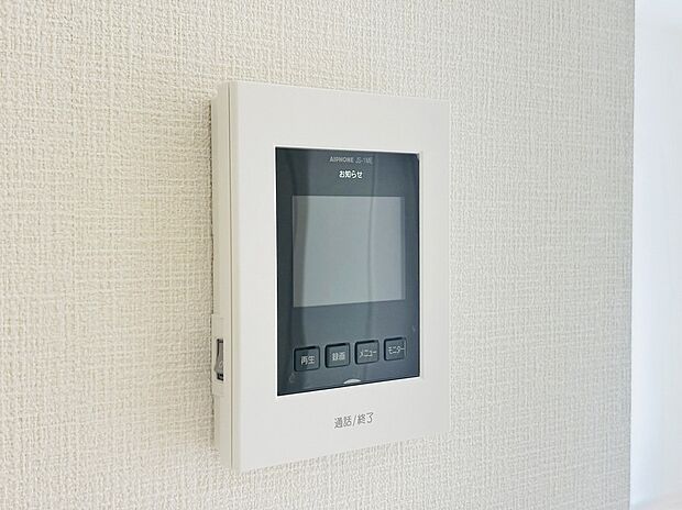 【【設備】TVモニター付きインターホン】録画機能もあり、どのような人が何時に来訪されたのかが分かります。防犯上はもちろん、お届け物などの把握にも便利です。ライトが付いているので、夜間でも安心です。
