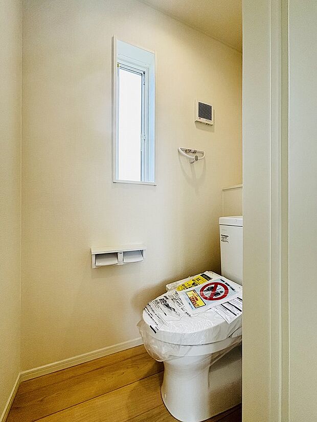 【【設備】シャワートイレ】１階、２期それぞれに窓が付くシャワートイレを設置しました。白を基調とした清潔感のある窓付きのトイレは陽射し差し込む明るい空間となり、換気環境も良好です
