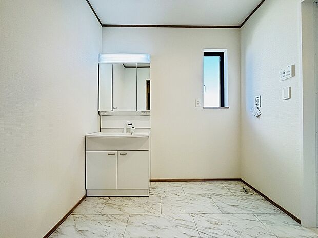 【【設備】三面鏡のシャンプードレッサー】鏡の裏に歯ブラシや化粧水、整髪料など小物を隠して収納でき、生活感を出さずに綺麗な空間に保てます。また、左右の鏡を動かすことで横や後ろ向きの姿をチェックできるのも嬉しいポイントですね♪