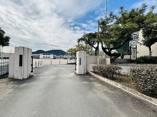 籠上中学校(約1,356m)