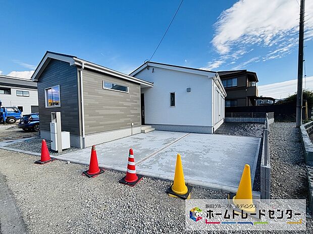 【玄関ポーチ】各棟門灯が付き来訪者を室内から確認できるので安心です