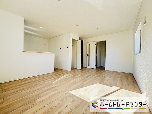 【☆Living☆】～LDK～
人気の対面式キッチンのＬＤＫです♪料理をしながらもリビングで寛ぐ家族と会話が弾みます。外気温の影響を受けにくい複層ガラスを採用するなど、エコ＆省エネにも対応しています