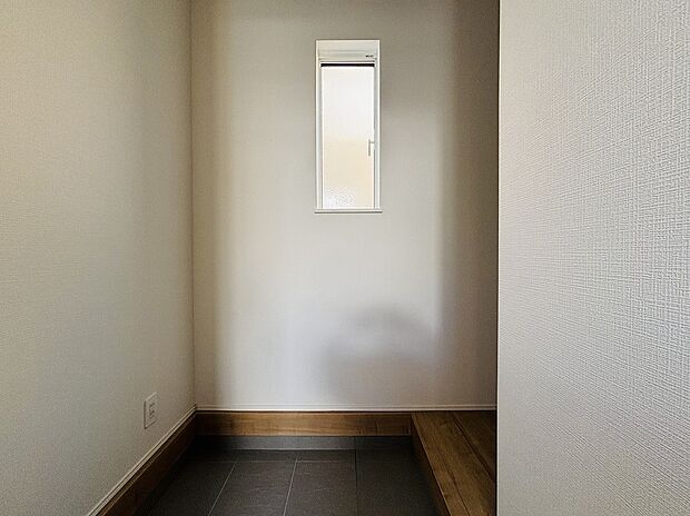 【【設備】シューズインクローク】ロングブーツやトレッキング靴もすっぽり収まる玄関収納。靴はもちろんベビーカーやお子さんの遊び道具なども置いていただけます。
