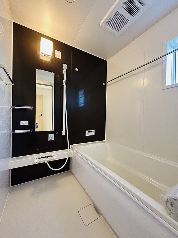 【【設備】浴室乾燥機能】雨の日や冬場のお洗濯に嬉しい装備。濯物を乾かすだけでなく、入浴度に換気機能で湿気を排出できるためカビの防止にもなります。