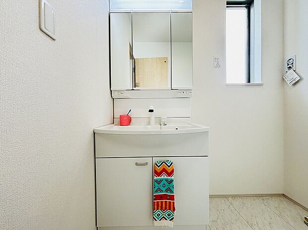 【【設備】三面鏡のシャンプードレッサー】鏡の裏に歯ブラシや化粧水、整髪料など小物を隠して収納でき、生活感を出さずに綺麗な空間に保てます。また、左右の鏡を動かすことで横や後ろ向きの姿をチェックできるのも嬉しいポイントですね♪
