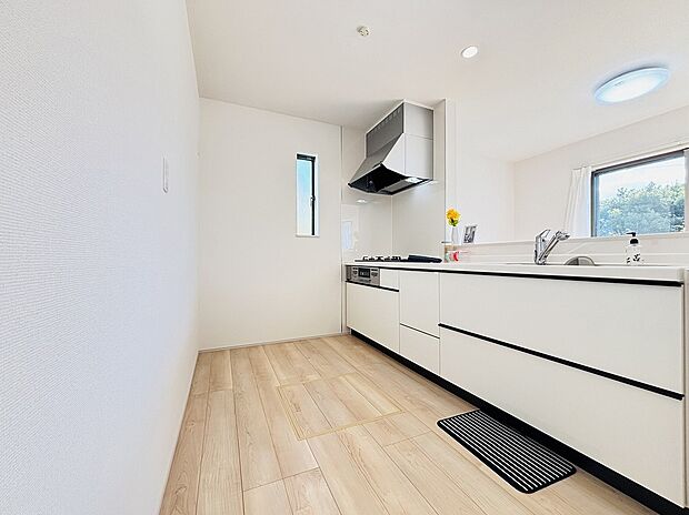 【【設備】床下収納】しばらく使わない調理器具や、めったに出さない食器などはキッチンの棚を圧迫しがち。床下収納に移動することで、空いたスペースを有効に使えるようになります。
