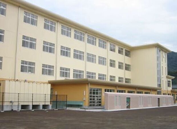 沼津市立第三中学校(約1,480m)