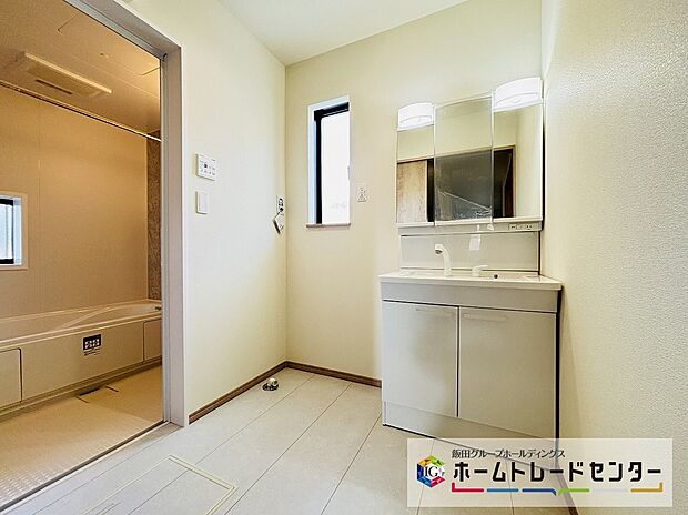 【☆Powder Room☆】白を基調とした爽やかなサニタリースペース。清潔感のある快適空間です。毎日の身支度も気持ち良くお使い頂けます。