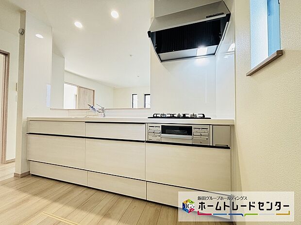 【☆Kitchen☆】システムキッチンは収納力と使い勝手を追求したスライド引き出しです。スムーズな開閉でストレスなくお料理を楽しめます♪