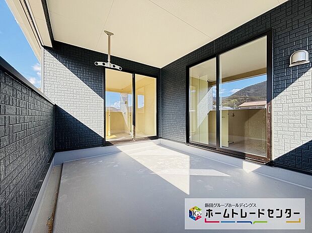 【☆Balcony☆】~バルコニー~
家族全員の布団や洗濯物も干せる、ストレスのない広さとなっております。また、イスなどを置いてくつろぎの時間を楽しむこともできます♪