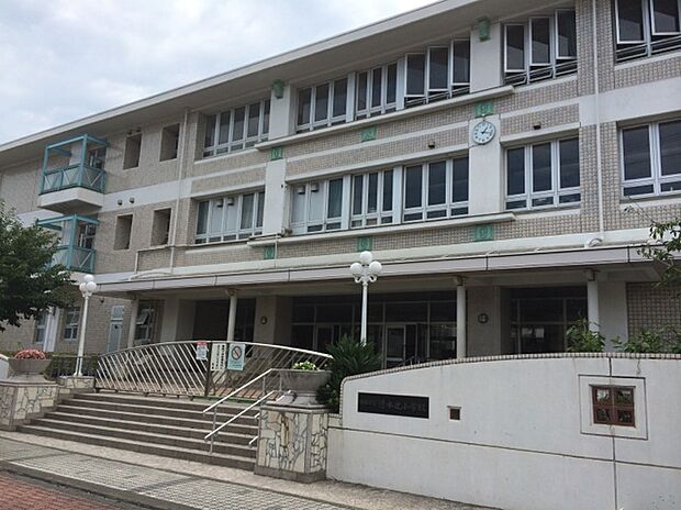 辻小学校(約140m)