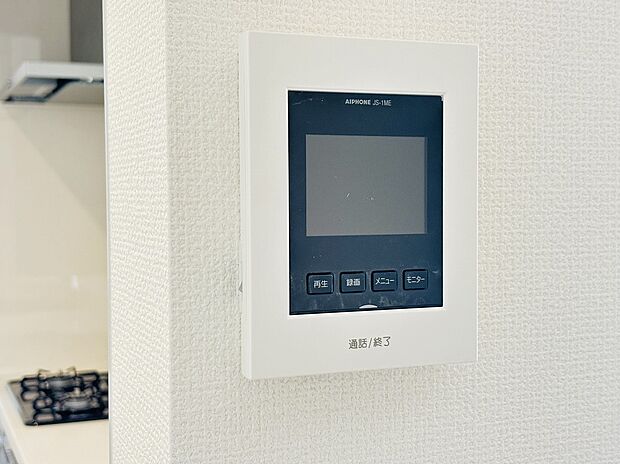 【【設備】TVモニター付きインターホン】録画機能もあり、どのような人が何時に来訪されたのかが分かります。防犯上はもちろん、お届け物などの把握にも便利です。ライトが付いているので、夜間でも安心です。