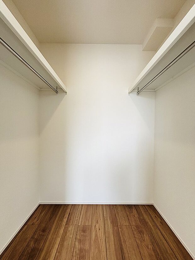 【【設備】ウォークインクローゼット収納】お子様との思い出もたっぷりしまえるウォークインクローゼット。衣類だけでなく、鞄などの小物からスーツケースやレジャー用品などの大きな物までたっぷり収納出来ます。