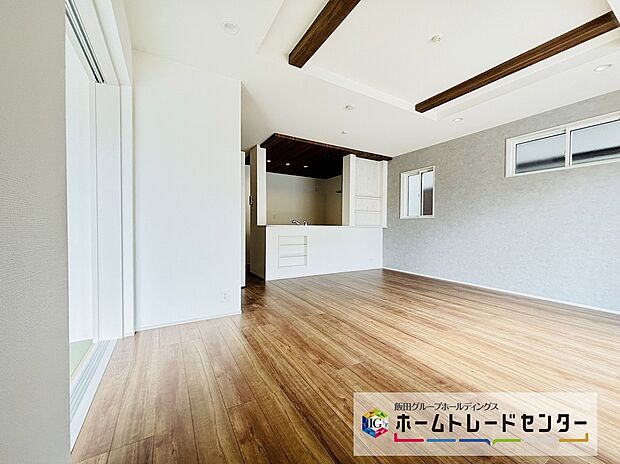 【☆Living☆】折上天井やキッチンのポップアップ天井などお洒落で開放感ある住空間です
快適性とゆとりをデザインしたリビングは家族団らんの時間も増えそうなくつろぎの空間を体感してみてはいかがでしょうか