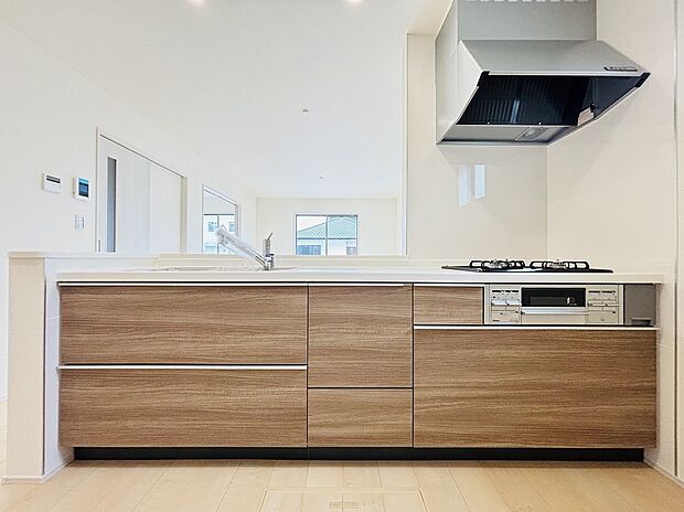 【【設備】システムキッチン】見栄えもよくお手入れもスムーズに出来ます。豊富な収納力もございますので、キッチンスペースをスッキリとお使い頂けそうです。