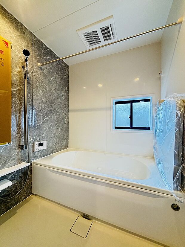 【【設備】浴室乾燥機】雨の日や冬場のお洗濯に嬉しい装備。洗濯物を乾かすだけでなく、入浴の度に換気機能で湿気を排出できるためカビの防止にもなります。
