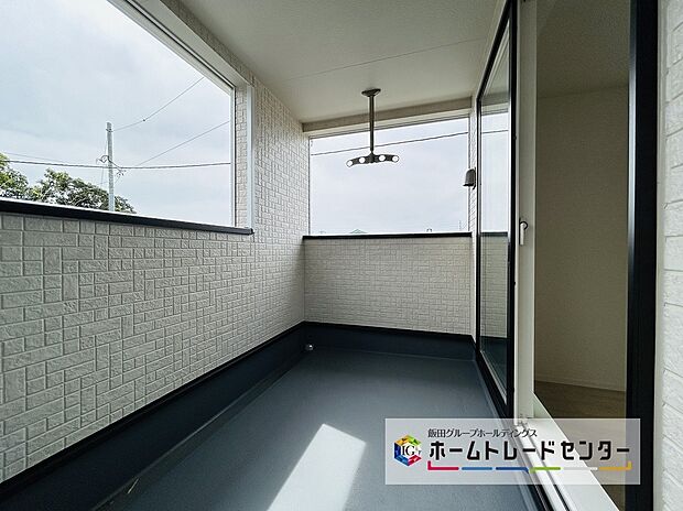 【☆Balcony☆】南コーナーのバルコニーは屋根が付き天気の急変にも慌てず対応ができます
