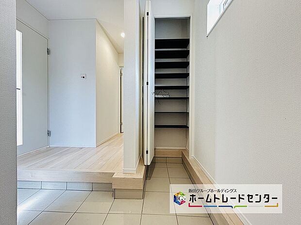 【☆Entrance Hall☆】シューズクロークが付く玄関ホールです
室内に持ち込みにくいスポーツ用具やアウトドア用品、お子様の遊具なども置けるのでとても便利です